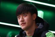 Zhou est surpris et frustré par l'indécision de Sainz pour 2025