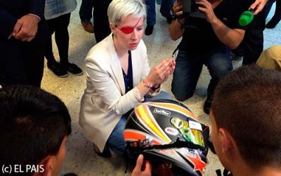 De Villota montre le casque qui lui a sauvé la vie