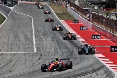 Hamilton gagne sa 1ère course avec Ferrari à Barcelone, abandon pour Antonelli