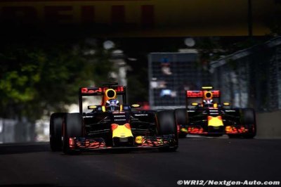 Des problèmes sur les pneus arrière des Red Bull