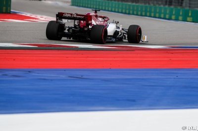 Raikkonen fait son mea culpa après le départ volé, Giovinazzi pris en sandwich