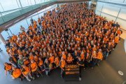 McLaren F1 fête à l'usine de Woking son premier titre pilotes depuis 2008