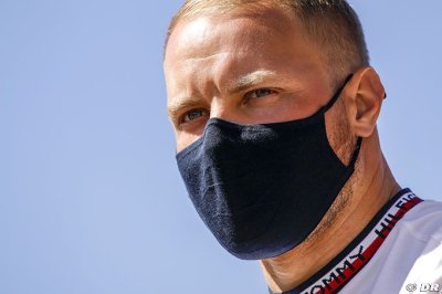 Bottas balaye ’les conneries’ sur son remplacement en cours d’année par Russell