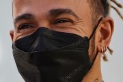 Hamilton continuera à porter ses piercings malgré l'avertissement de la FIA