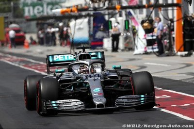 Mercedes répare une fuite hydraulique sur la W10 de Hamilton