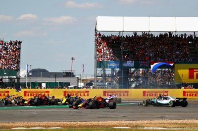 Mercedes s’agace après l’accrochage au départ