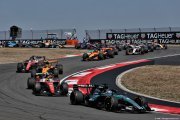 Russell bat les Ferrari pour gagner le Sprint F1 en Chine
