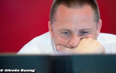 Yves Matton (Citroën) va parler à Sébastien Loeb ...