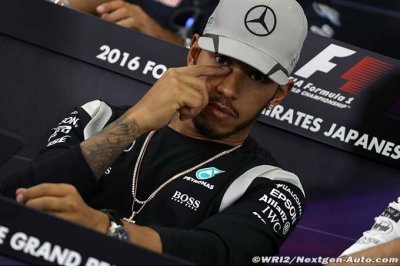Hamilton se désolidarise de son équipe, Mercedes retire sa plainte