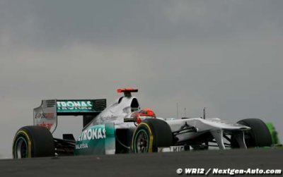 Schumacher fastest in rain-affected opening practice