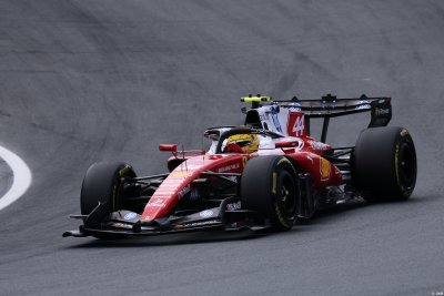 Hamilton regrette la dureté de ses échanges radio après une nouvelle stratégie Ferrari contestée