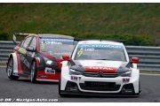 Les Citroën en formation serrée derrière Michelisz