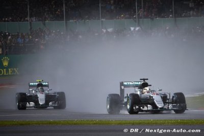 Hamilton s’impose devant Rosberg sous la pluie brésilienne&nbsp;!