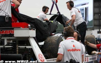 Hamilton dans le mur, Button au travail