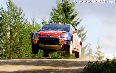 Loeb monte sur le podium provisoire