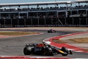Un 'week-end incroyable' de Verstappen lui redonne une 'chance' de titre