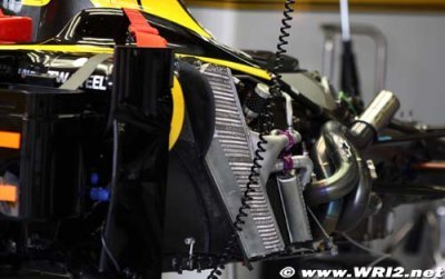 Renault et Mercedes à Valence avec leurs échappements bas