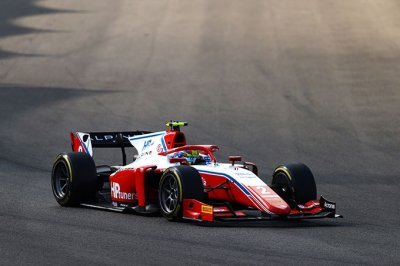 Abu Dhabi, F2, Feature race: Piastri beats Zhou to finish his title-winning season with a victory
