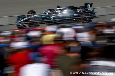 Hamilton wins in Montréal as time penalty costs Vettel victory