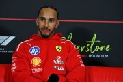 Hamilton voit encore Verstappen dans la course au titre, mais juge Mercedes intouchable