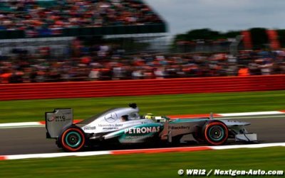 Rosberg gagne une course très animée