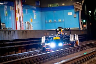 Une F1 sur les rails et dans le métro&nbsp;! Red Bull fait rugir la RB8 sous Madrid (+ vidéo)