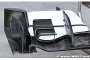 Broken front wings for Kobayashi in practice
