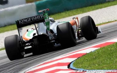 Force India attend la pluie de pied ferme