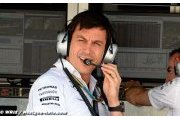 Toto Wolff injures knee in training fall
