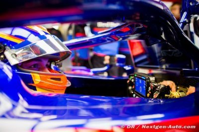 Albon apprivoise encore les nombreux boutons de son volant