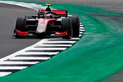 Silverstone II, Race 1: Ilott seals second F2 win ahead of Lundgaard