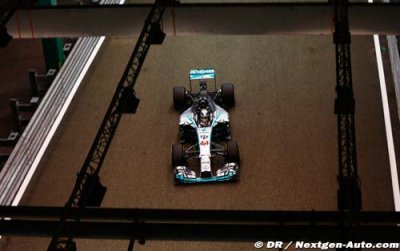 Hamilton wins under the night lights of Singapore