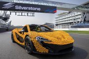 Norris pilote une McLaren P1 en LEGO à Silverstone !