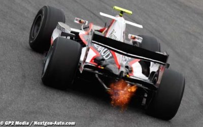 Maldonado sails to victory in Valencia