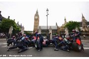 Mark Webber fait un pit stop dans Londres !