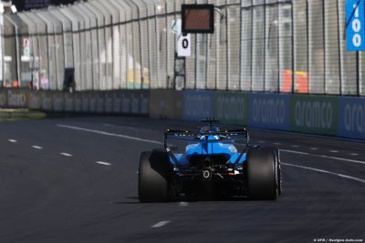 Sainz calls for change as Williams crawls to finish