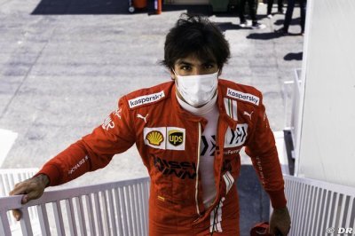 Sainz ne voit pas sa place menacée par les jeunes pilotes de Ferrari
