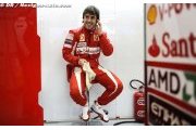 Alonso prend la tête sous la pluie