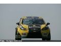 Monteiro driving with SEAT SunRed at Valencia