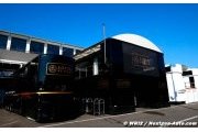 Le garage Lotus entouré par les huissiers