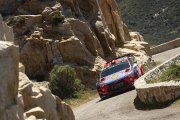 Evans trébuche, Neuville s'impose en Corse