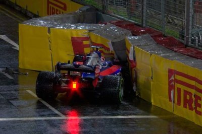 Kvyat termine sa course de Singapour dans le mur