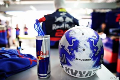 F1 could revisit helmet livery change rule