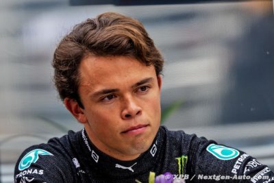 Dutch rookie de Vries wins legal action