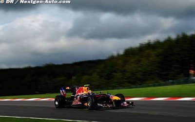 Mark Webber devance la pluie et prend la tête