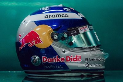 Vettel dévoile un casque Red Bull en hommage à Mateschitz
