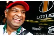 Lotus garde espoir et tacle Ferrari au passage