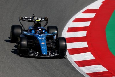 Sainz keeps Williams waiting as 2027 rumours gather pace