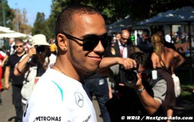 Hamilton dans les graviers mais très heureux