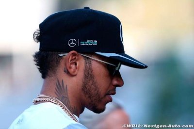 Hamilton parle avec Ferrari mais devrait rester chez Mercedes